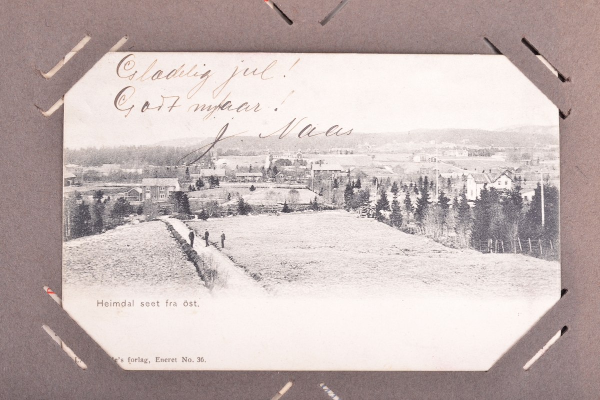 Prospektkort med motiver fra blant annet Trondheim, Heimdal, Nordfjord, Ålesund, Hamar, Tønsberg, Christiania, Bergen, Stockholm, "Fredly Ungdomsskole, Strinden", "Keiser Wilhelm og Kongen kjører til Stiftsgaarden", Wallenberg sjakttårn 1916.