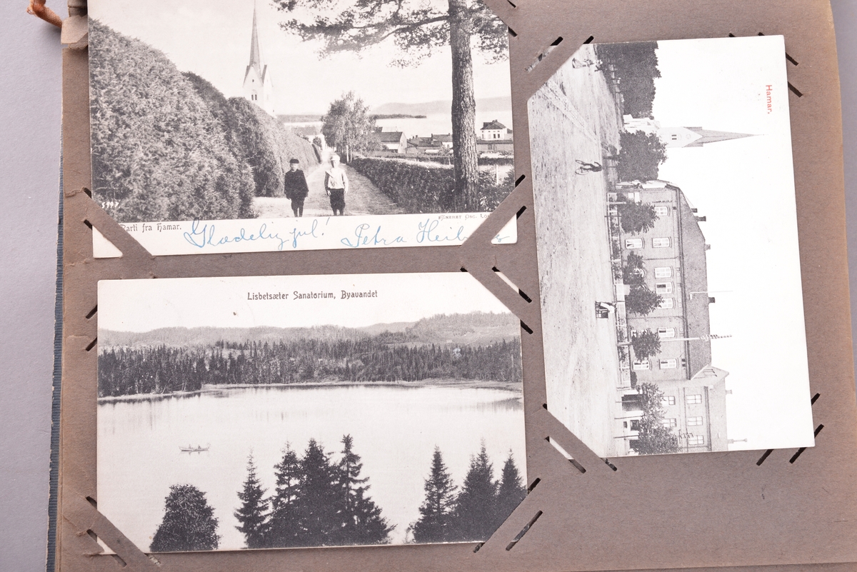 Prospektkort med motiver fra blant annet Trondheim, Heimdal, Nordfjord, Ålesund, Hamar, Tønsberg, Christiania, Bergen, Stockholm, "Fredly Ungdomsskole, Strinden", "Keiser Wilhelm og Kongen kjører til Stiftsgaarden", Wallenberg sjakttårn 1916.