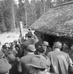 Förre skogsvaktaren Johan Elof Anderssons bohag går under klubban i april månad 1961. I fotoögonblicket utropas hans rubank. Platsen är Bergstugan i Gammalkil socken.