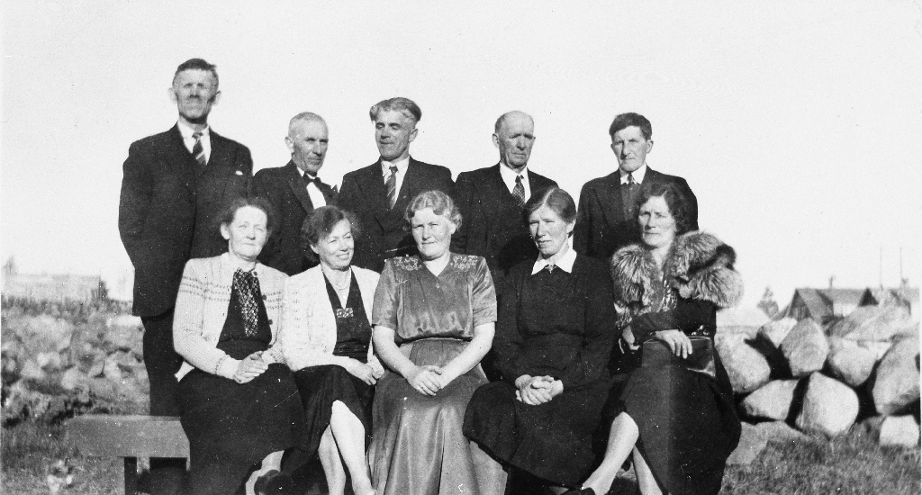 Frå sølvbryllupet til Ragna f. Tjessem (1897 - ) og Peder Lea. Framme f. v. : Inga Tjessem, Bergljot Tjessem, sølvbrura Ragna Lea, Rebekka Kartevoll, Ingeborg Bryne.
Bak f. v. : Kristoffer Tjessem, Bernhard Tjessem, sølvbrudgom Peder Lea, Albret Kartevoll, Abraham Bryne.