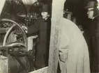 Tekniska museets magasin i Frihamnen 23 oktober 1930. Ingenjör August Jansson visar och berättar: här en 