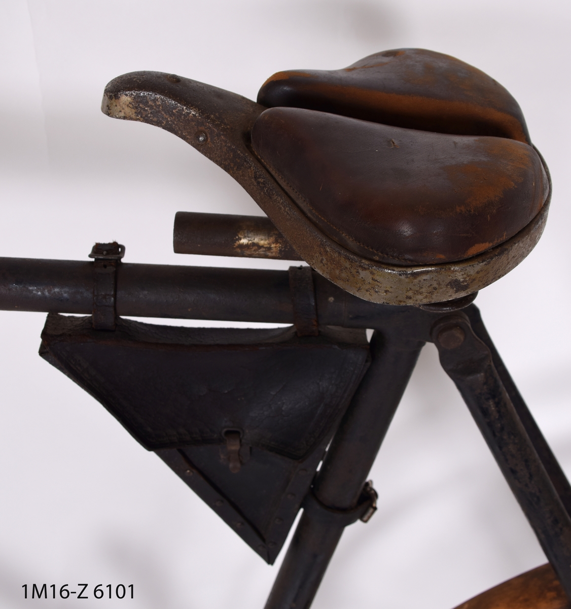 Herrcykel med upp och nedgående pedaler (till skillnad från rundtrampare). Pedalerna har kedjor till navet i bakhjulet, en rullspärr. Rullspärren ger en frihjulsfunktion varför pedalen för cykeln framåt när den förs åt ena hållet och är frikopplad när pedalen förs åt det andra hållet. Birger Ljungström patenterade lösningen 1892.