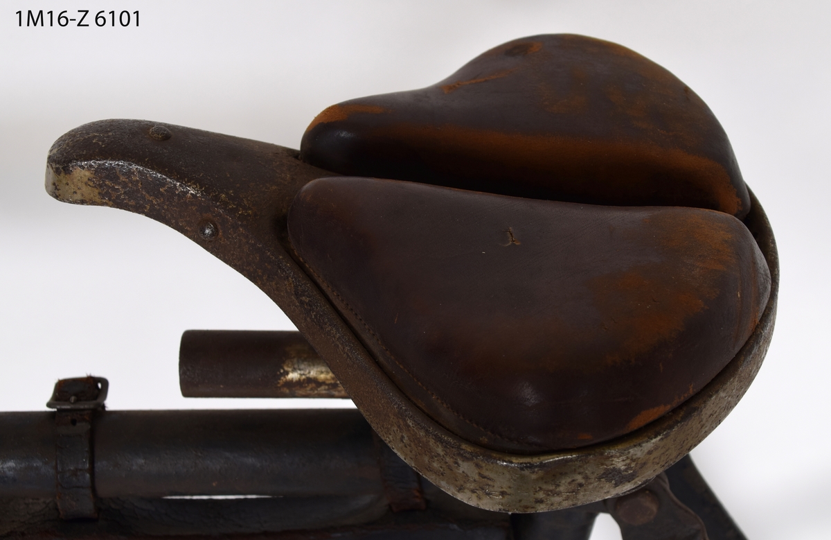 Herrcykel med upp och nedgående pedaler (till skillnad från rundtrampare). Pedalerna har kedjor till navet i bakhjulet, en rullspärr. Rullspärren ger en frihjulsfunktion varför pedalen för cykeln framåt när den förs åt ena hållet och är frikopplad när pedalen förs åt det andra hållet. Birger Ljungström patenterade lösningen 1892.