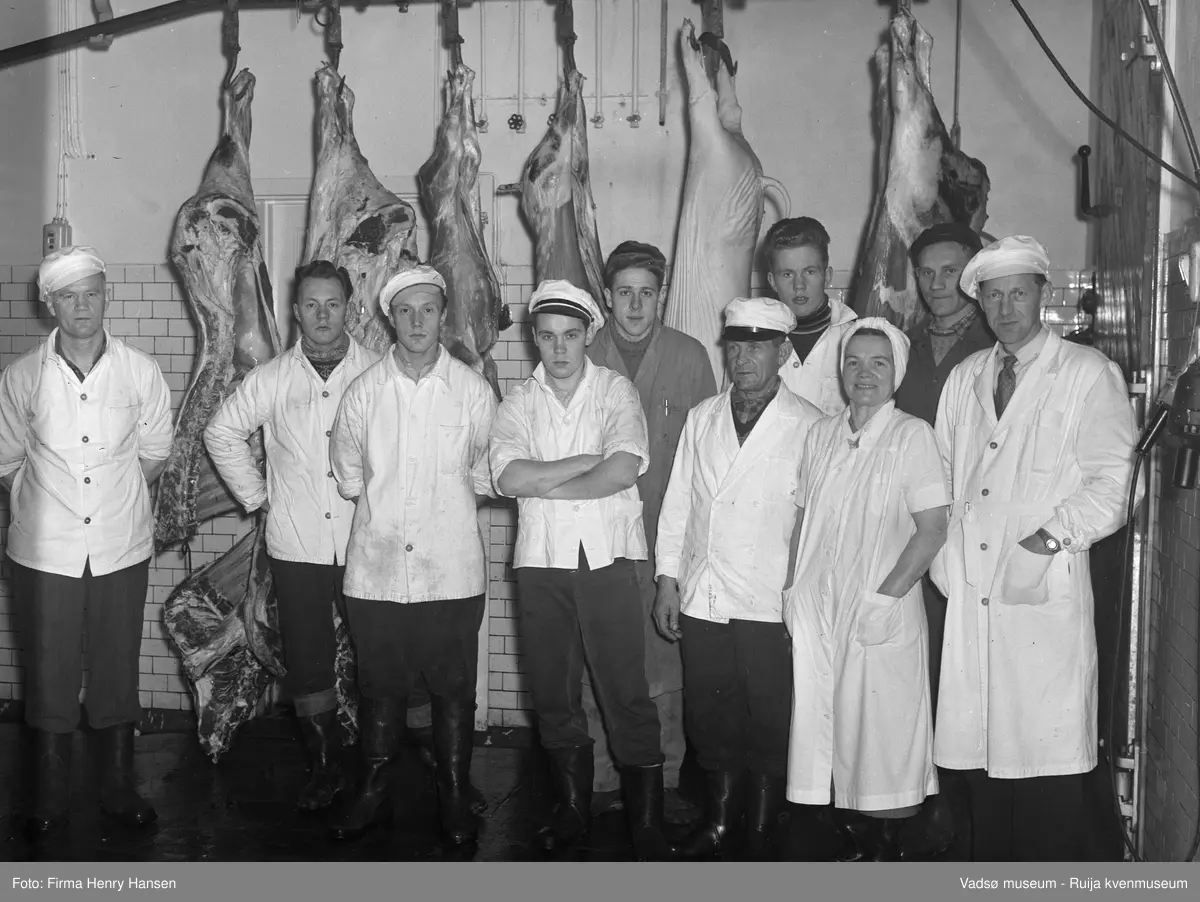 Nord-Norges Salgslag, Vadsø 1957, Bilde fra slakterommet viser følgene personer fra venstre: Ragnar Sørstrøm, Petter Heiskala, Hans Heiskala, Valter Kestilæ, Ivar Stavem, Karl Olsen Dervo, Jan Roald Niskavara, Ingeborg Raudajoki, Torleif Gundersen, H.P. Hansen