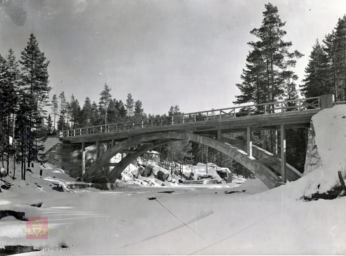 Kvenna bru over Kobberbergelva i Kongsberg. Betongbuebru åpnet i 1941. 
Brua ligger i Saggrenda på tidligere E-134. Meheiavegen begynner etter avkjøring inn til Saggrenda, ved krysset Meheiavegen og Bergmannsvegen. 
Opplysninger  fra Svein Julton.