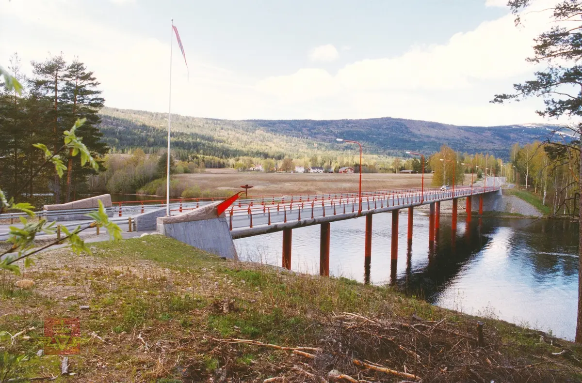 Noresund bru over Krøderen på vegen til Krøderen vestside og Norefjell fra tettstedet Noresund. Her er Krøderen på det smaleste, omlag 200 meter. Første brua - hengebru - ble åpnet til Vinterolympiaden med Norefjell som arena i 1952. Tidligere var det ferjesamband over sundet. Nåværende bru ble åpnet i 1994 før Vinterolympiaden på Lillehammer. Brua er dekorert med en fakkelholder.