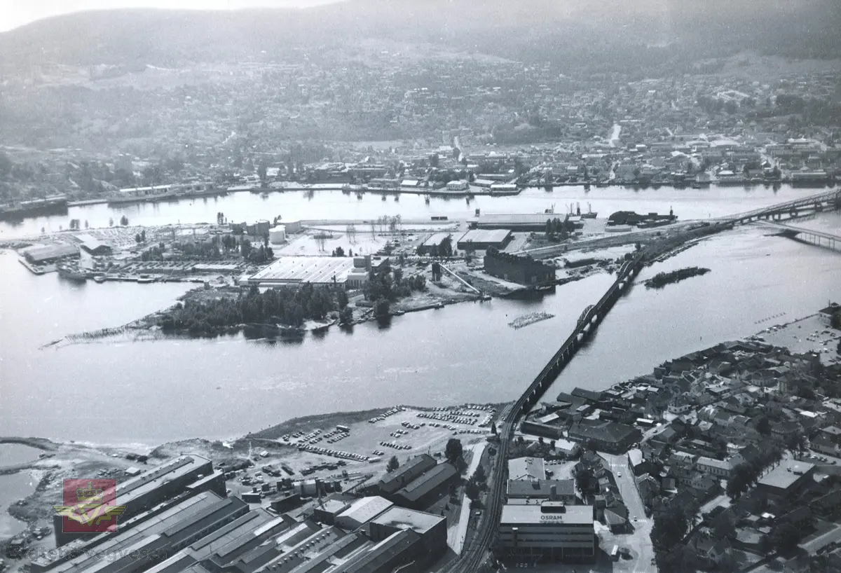 Drammen med jernbanebruer over Drammenselva fra Brakerøya via Holmen ...