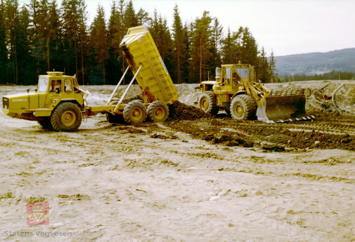 Vegbygging, planering med dumper Volvo BM og hjullaster.