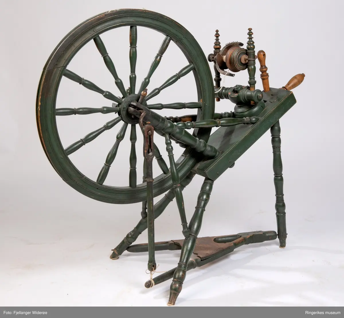 Utført av profesjonell hjulmaker. Trekantet trø med tre bein hvor rokkehjulet og det skråstilte brystet er montert. Rokkehjul med eiker og renne til tråden, Rokkehode og "jomfru" og veiv på siden som beveger hjulet. Rokkehodets plassering kan reguleres.