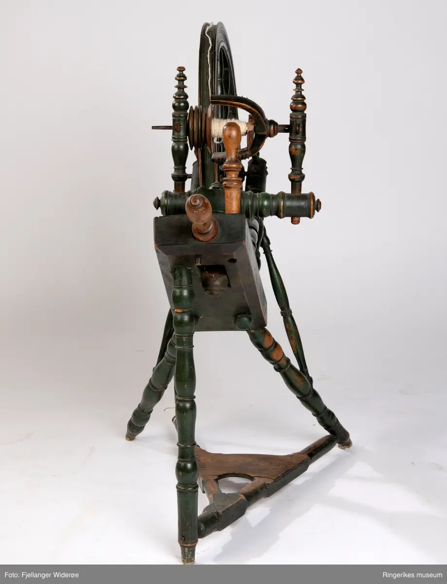 Utført av profesjonell hjulmaker. Trekantet trø med tre bein hvor rokkehjulet og det skråstilte brystet er montert. Rokkehjul med eiker og renne til tråden, Rokkehode og "jomfru" og veiv på siden som beveger hjulet. Rokkehodets plassering kan reguleres.