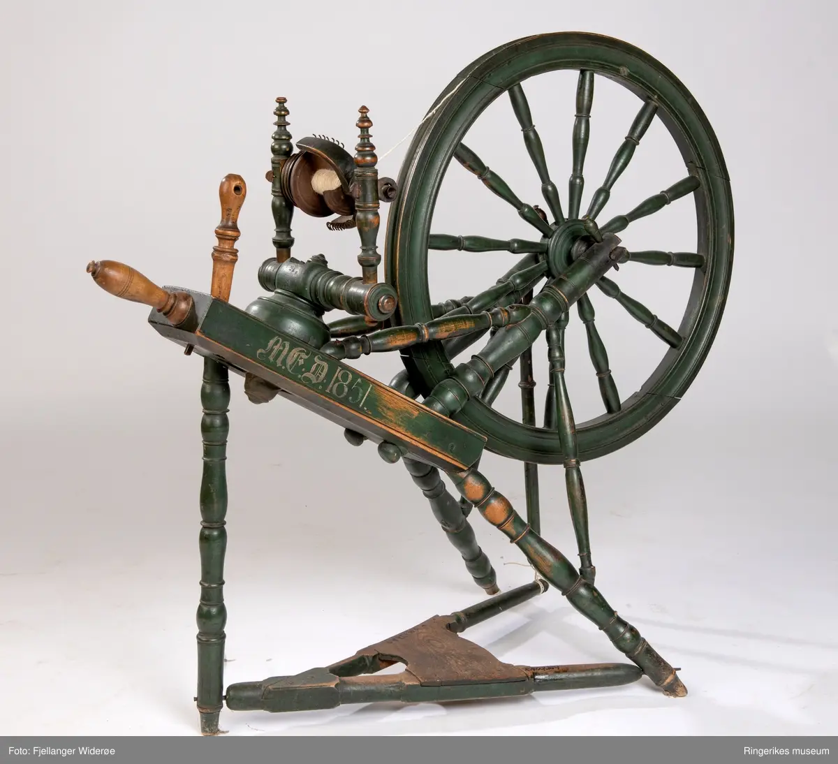 Utført av profesjonell hjulmaker. Trekantet trø med tre bein hvor rokkehjulet og det skråstilte brystet er montert. Rokkehjul med eiker og renne til tråden, Rokkehode og "jomfru" og veiv på siden som beveger hjulet. Rokkehodets plassering kan reguleres.