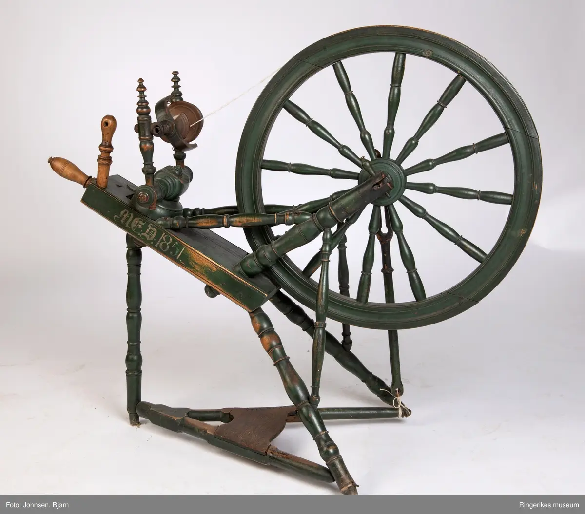 Utført av profesjonell hjulmaker. Trekantet trø med tre bein hvor rokkehjulet og det skråstilte brystet er montert. Rokkehjul med eiker og renne til tråden, Rokkehode og "jomfru" og veiv på siden som beveger hjulet. Rokkehodets plassering kan reguleres.