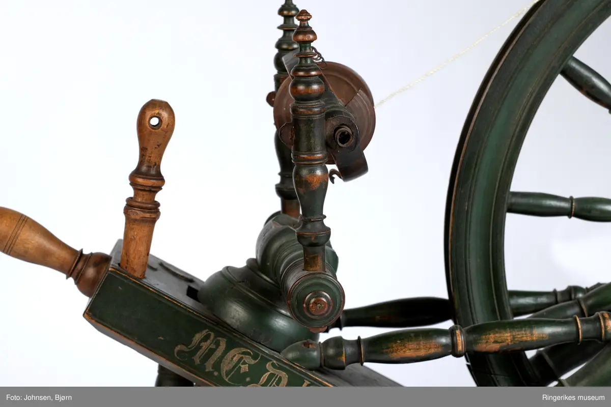 Utført av profesjonell hjulmaker. Trekantet trø med tre bein hvor rokkehjulet og det skråstilte brystet er montert. Rokkehjul med eiker og renne til tråden, Rokkehode og "jomfru" og veiv på siden som beveger hjulet. Rokkehodets plassering kan reguleres.