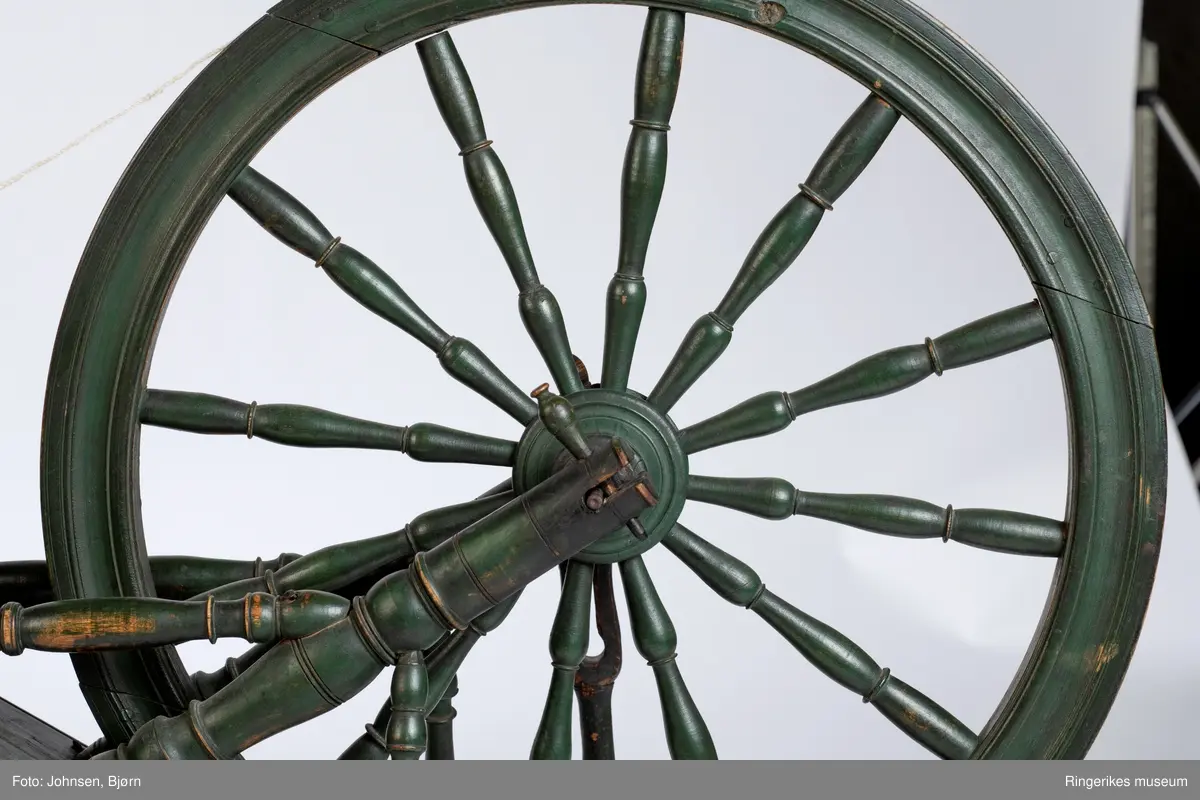 Utført av profesjonell hjulmaker. Trekantet trø med tre bein hvor rokkehjulet og det skråstilte brystet er montert. Rokkehjul med eiker og renne til tråden, Rokkehode og "jomfru" og veiv på siden som beveger hjulet. Rokkehodets plassering kan reguleres.