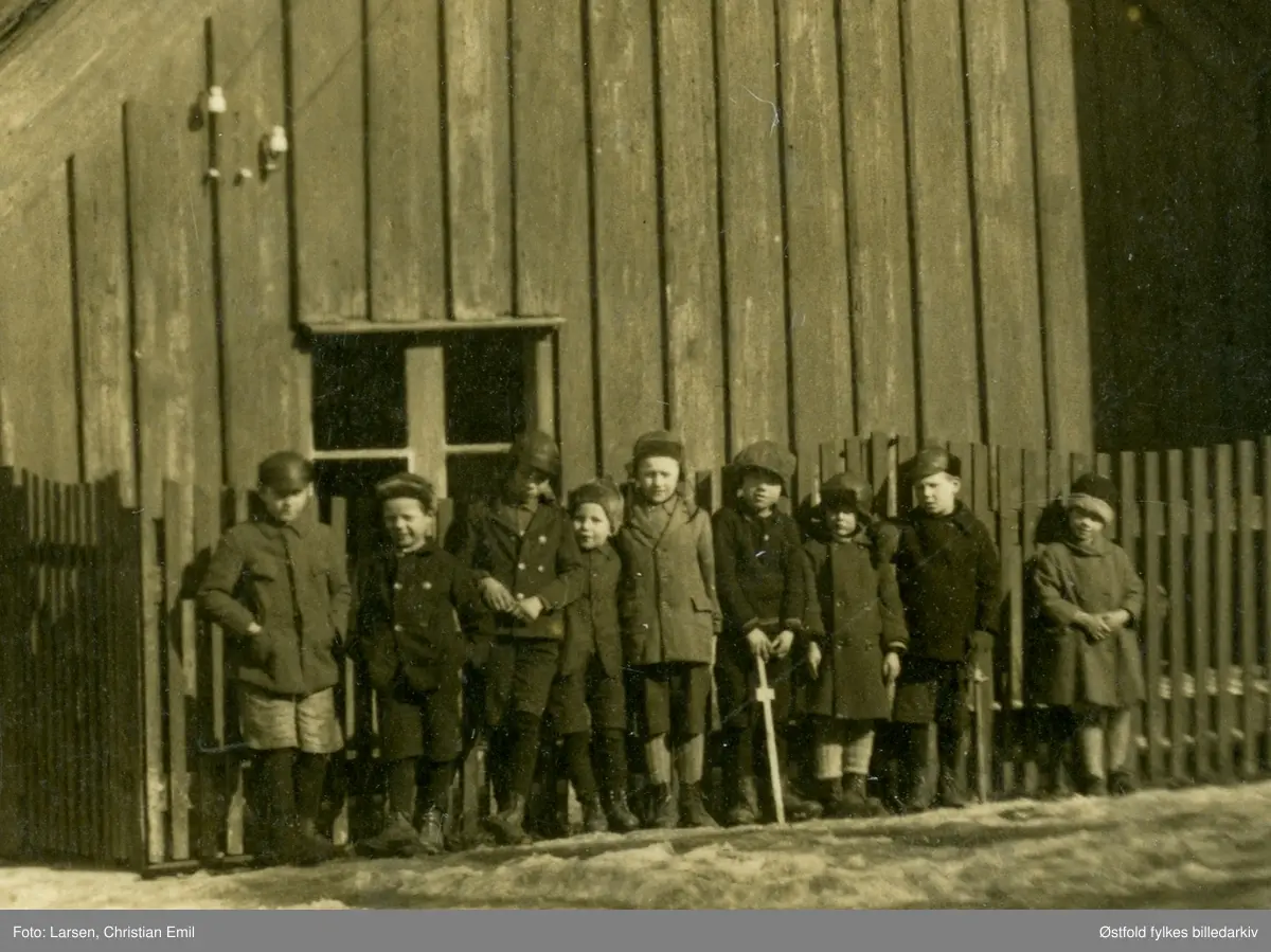 Aarslandsgården  eller Aarslandsstua i Glengsgata 16 i Sarpsborg fra før 1926. Gruppe med barn (ukjente) stilt opp utenfor huset. Til høyre garver Jensens garveri.
Påskrift: "I bakgrunnen ses til høire garver Jensens garveri. Da Aarslandsgaarden blev flyttet til museet ble dette revet i forbindelse med anlegget i Aarslands gate "
I starten var det høkeri i bygningen, deretter butikk, bygd i tre faser, lå på hjørnet av Glengsgata og Torsbekkgata i Sarpsborg, flyttet til Borgarsyssel Museum i 1926.