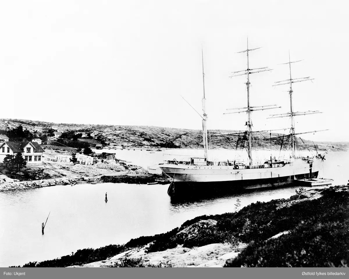 Bark "Glitre" v. N.S. Beer & Co`s stenhoggeri, Sand, Spjærøy, Hvaler.  Ca. 1905.