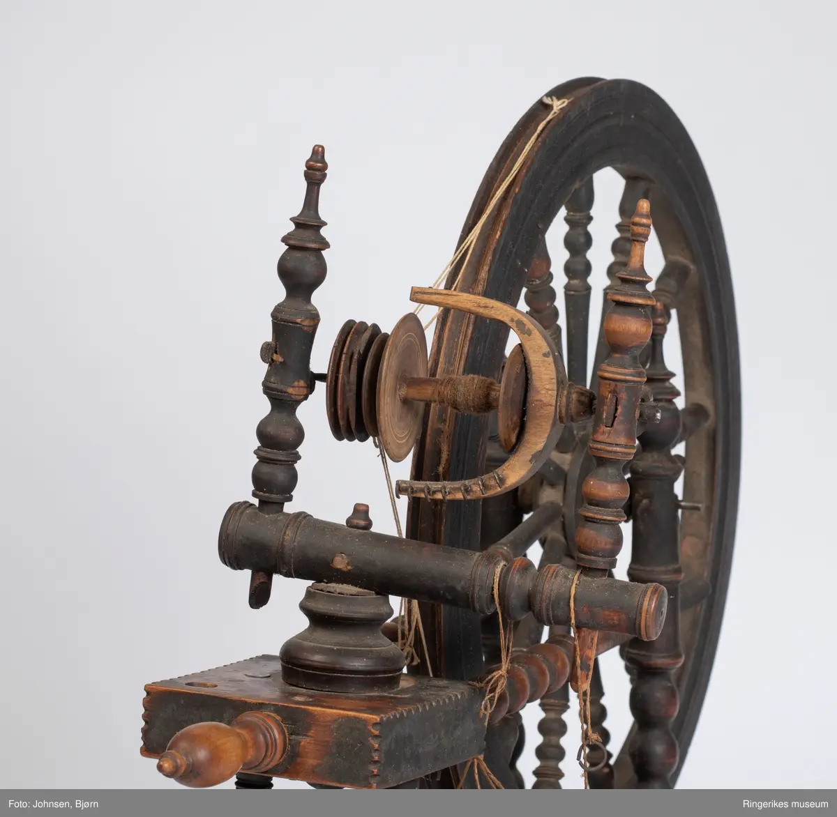 ANT utført av profesjonell hjulmaker. Trekantet trø med tre bein hvor rokkehjulet og det planstilte brystet er montert. Rokkehjul med eiker og renne til tråden, Rokkehode og "jomfru" og veiv på siden som beveger hjulet. Rokkehodets plassering kan reguleres. Ekstra snelle henger i tråd v på siden.