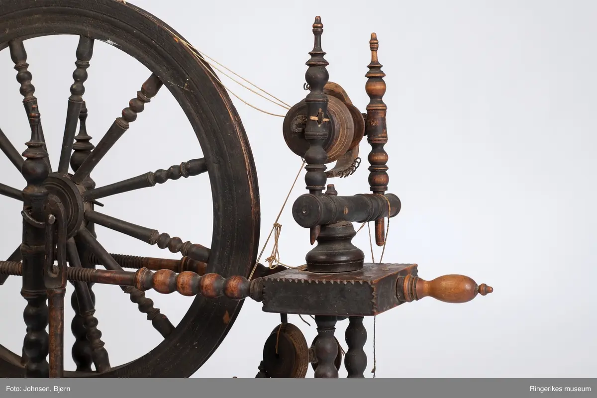 ANT utført av profesjonell hjulmaker. Trekantet trø med tre bein hvor rokkehjulet og det planstilte brystet er montert. Rokkehjul med eiker og renne til tråden, Rokkehode og "jomfru" og veiv på siden som beveger hjulet. Rokkehodets plassering kan reguleres. Ekstra snelle henger i tråd v på siden.