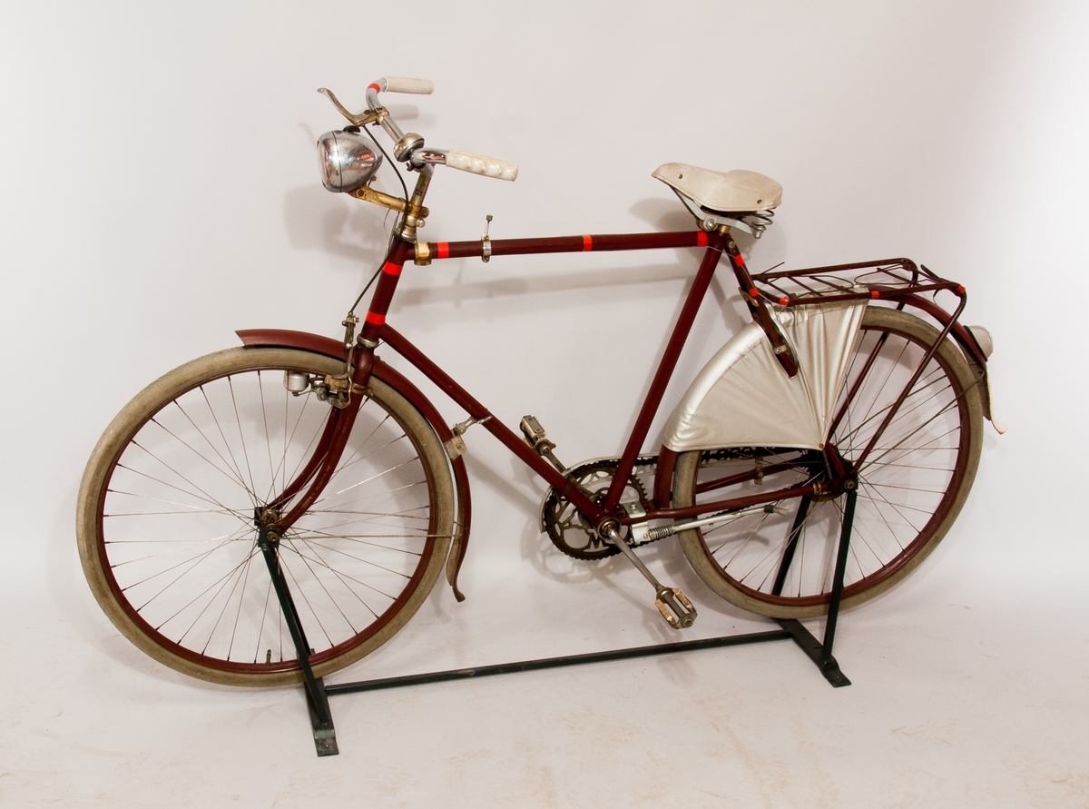 Kedjedriven herrcykel med navväxel, framhjulsbroms samt belysning Bosch med dynamo. Ram av stålrör med skärmar och fälgar av plåt, kedjeskydd av aluminium. Plastklädd sadel och ett kjolskydd av galon.
Namnskylt på ramen märkt: Bergsingeniör Kurt Jeanson, Tennisvägen 65, Rotebro, Tel: 7140651. Pakethållaren är trasig.
Lås av märke City Balloon, medföljer en nyckel.
Tillbehör: Liten metallbygel för att fixera hjulet mot ramen.