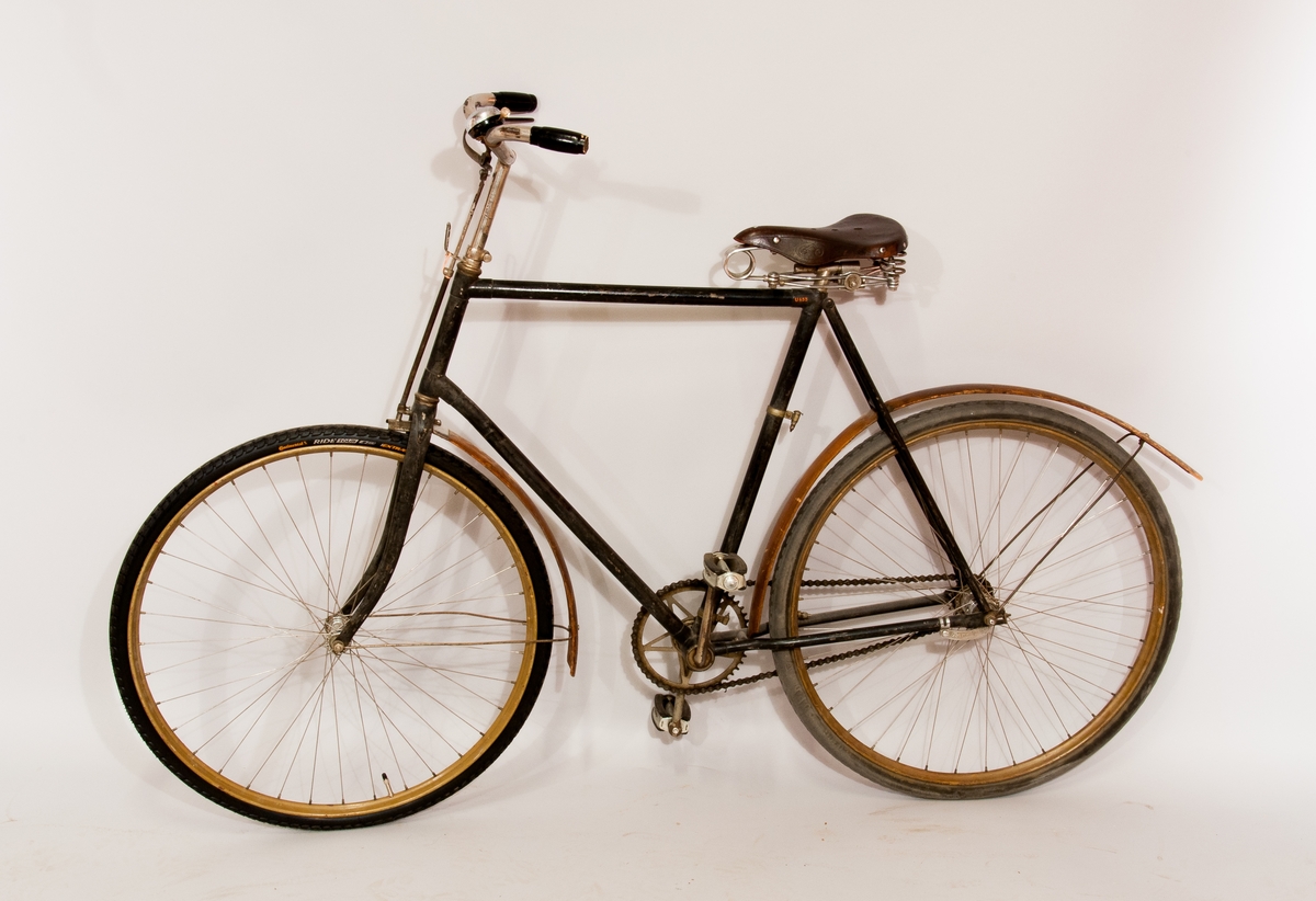 Cykel, Nordstjernan.
Fälgar av metall, stänkskärmar av trä. Fast växel, anliggningsbroms på framhjulet.