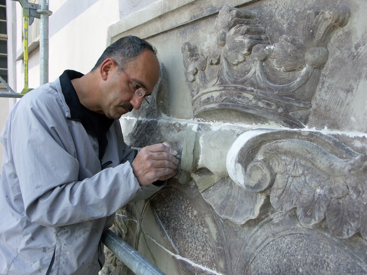 Antikvarisk kontroll, Layth Naqqaer rekonstruerar materialförlust i volut ovanför vapensköldar, Salsta slott, Salsta, Lena socken, Uppland 2012