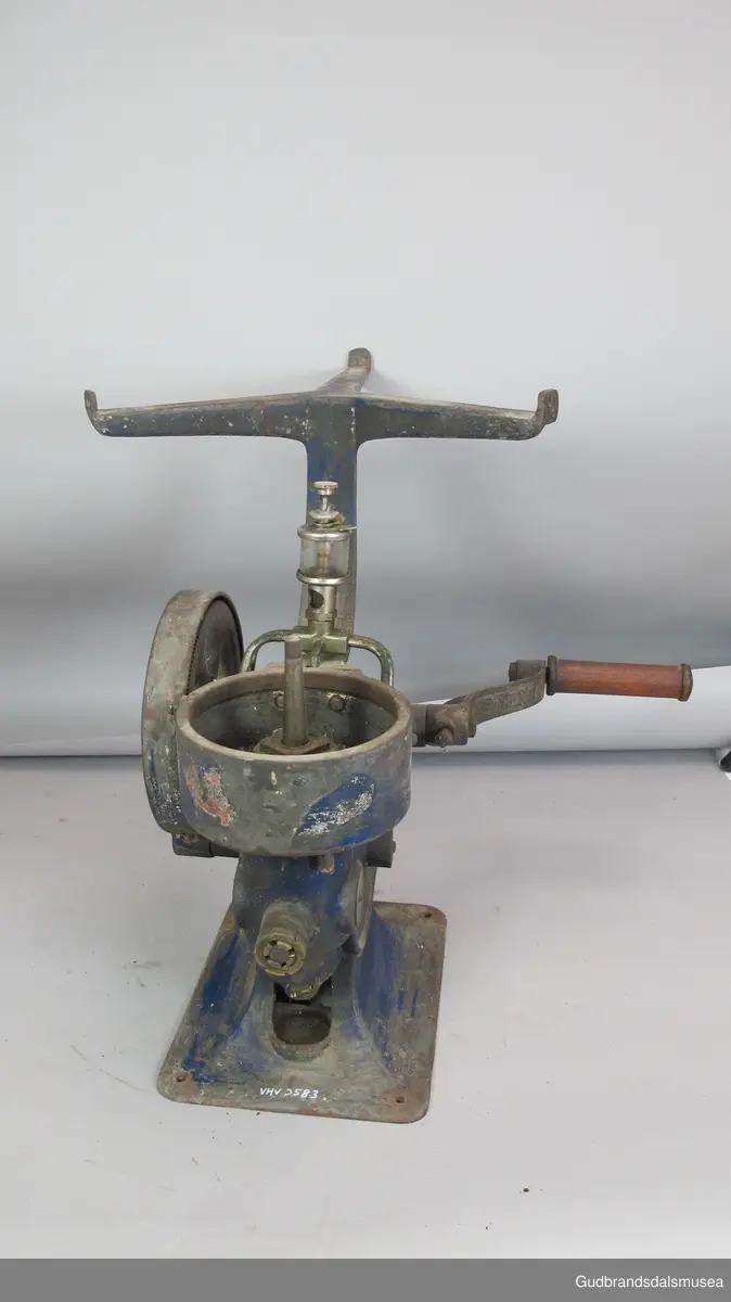 Separator - bare motorhuset med sveiv. Kolle og kule er ikke med. Drevet med håndsveiv. Separatoren har synlig tannhjulsdrift, oljehus som smører flere deler på separartoren . Et stativ med tre armer , er for å sette kolla (melkebeholderen) på.  Separatoren ble brukt for å skille helmelk til skummet melk og fløte.