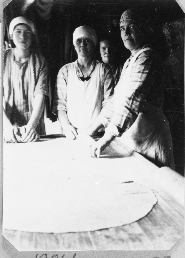 Flatbrøbaking på lensmannsgarden på Norheim i 1932. Bakstekonene er f. v. : Klara Hognestad - ho var og budeie på garden, Johanna Aga,  halvt gøymd står Ragnhild Fjermestad og heilt til høgre Dina Aga (søster til Johanna).