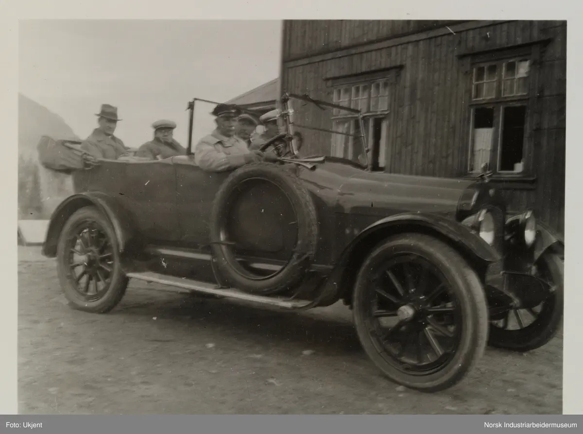 fem menn på kjøretur i åpen bil. Bilen er en Amerikansk Crow-Elkhart fra ca. 1916-18