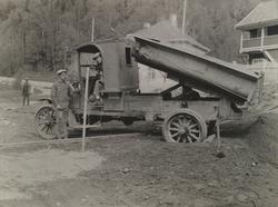 Lastebil uten dører. Lasteplan tipper