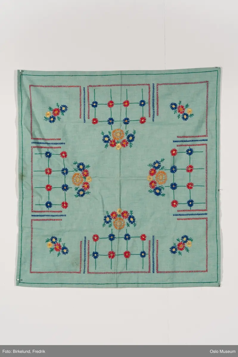 Kvadratisk duk med korssting; blomster, geometrisk mønster