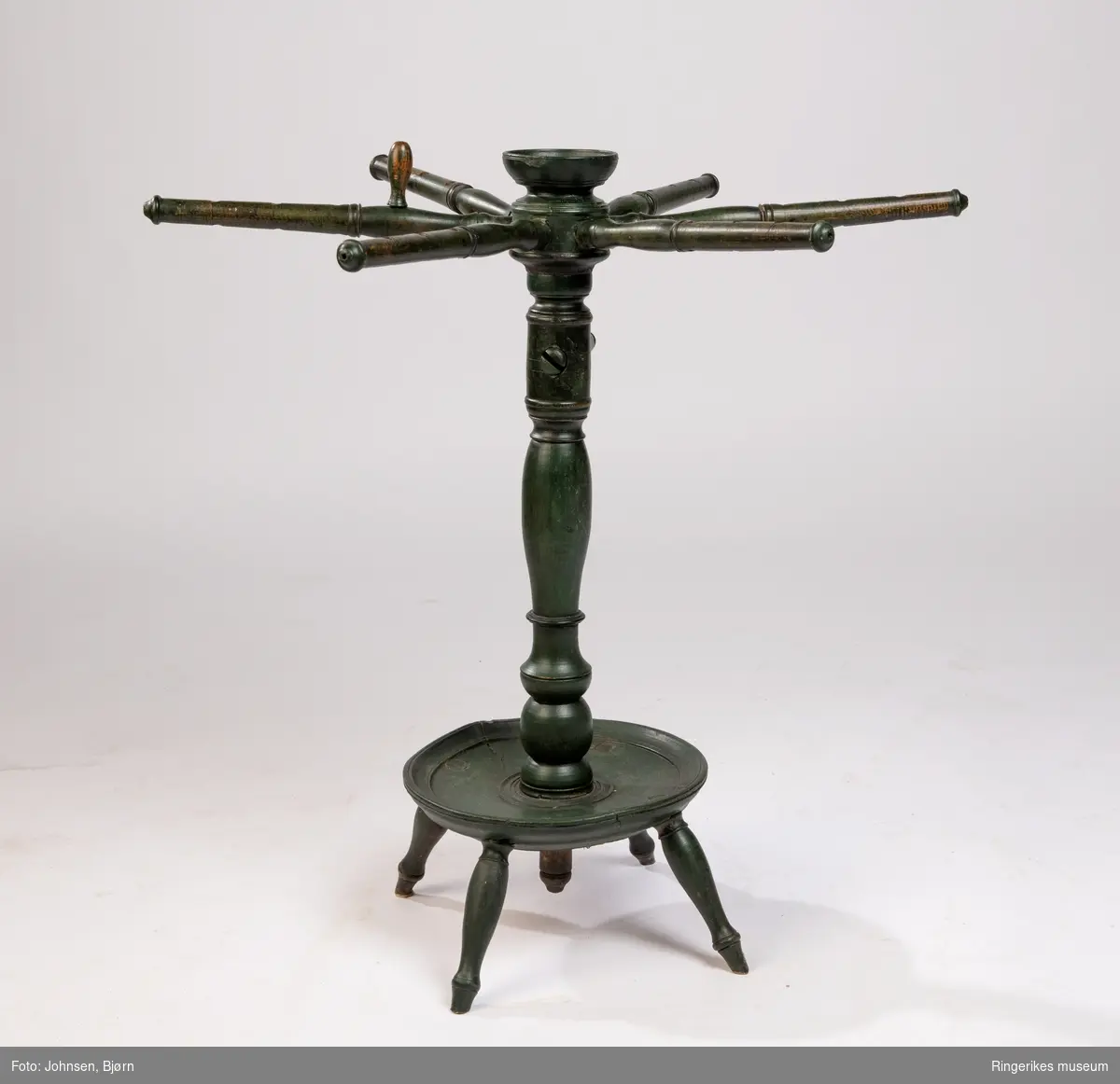 Utført av profesjonell hjulmaker. 
A formet som en lav krakk med skålformet øvre del og en kraftig dreid søyle i midten. I øvre del er kilt inn et tverrtre med kile, ANT til feste av garnet under bruk.
 B - Seks eiker i stjerneform fra et midtpunkt med et gjennomgående hull. B tres ned på A og festes. Eiken har hver tre borte hull . Et lite håndtak festet til en eike og kan skifte posisjon.