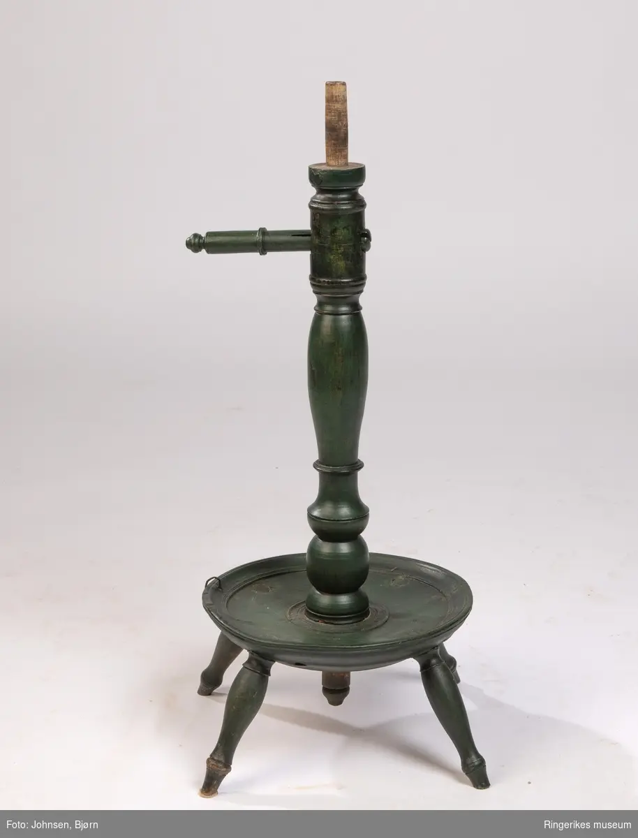 Utført av profesjonell hjulmaker. 
A formet som en lav krakk med skålformet øvre del og en kraftig dreid søyle i midten. I øvre del er kilt inn et tverrtre med kile, ANT til feste av garnet under bruk.
 B - Seks eiker i stjerneform fra et midtpunkt med et gjennomgående hull. B tres ned på A og festes. Eiken har hver tre borte hull . Et lite håndtak festet til en eike og kan skifte posisjon.