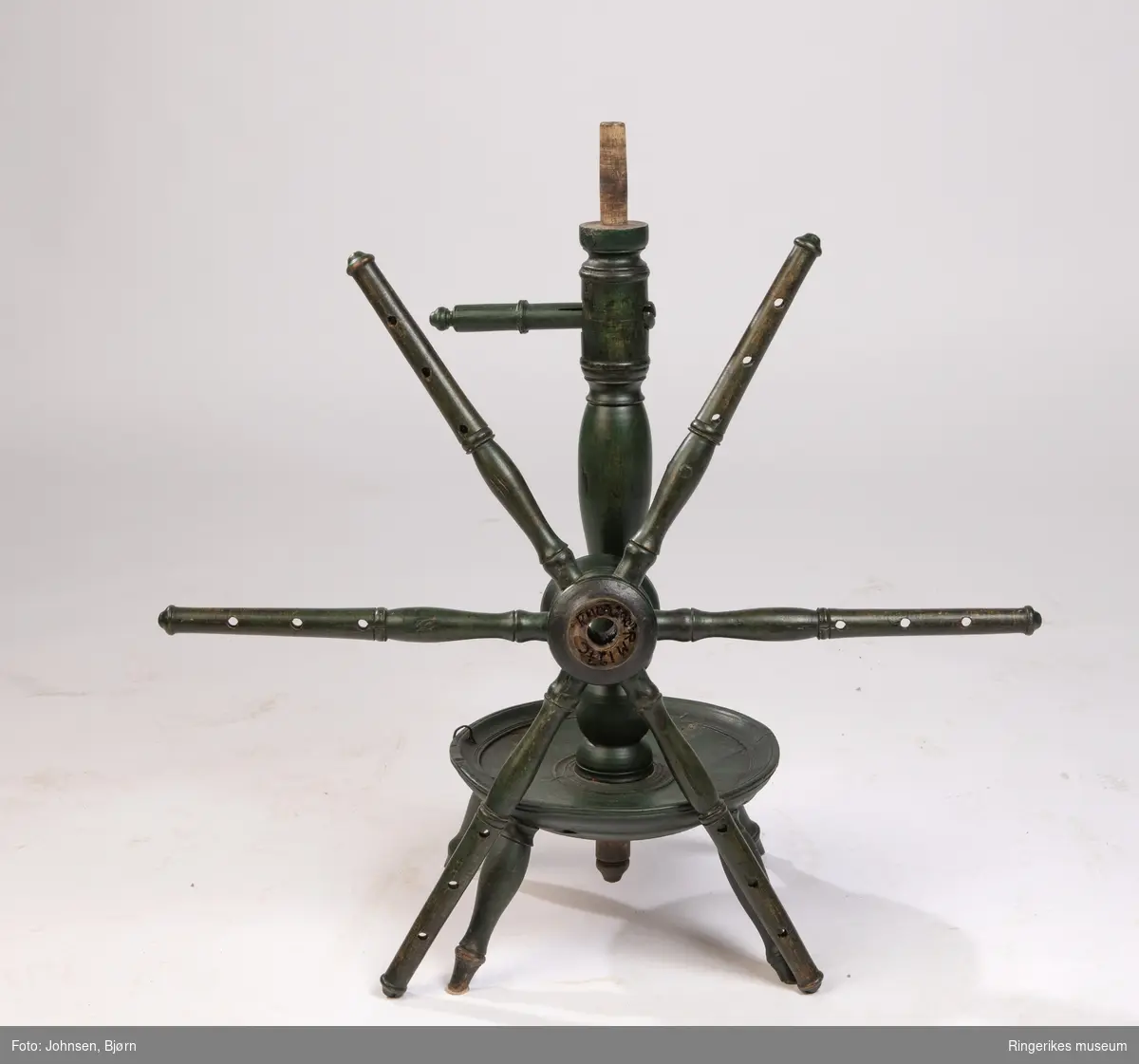 Utført av profesjonell hjulmaker. 
A formet som en lav krakk med skålformet øvre del og en kraftig dreid søyle i midten. I øvre del er kilt inn et tverrtre med kile, ANT til feste av garnet under bruk.
 B - Seks eiker i stjerneform fra et midtpunkt med et gjennomgående hull. B tres ned på A og festes. Eiken har hver tre borte hull . Et lite håndtak festet til en eike og kan skifte posisjon.