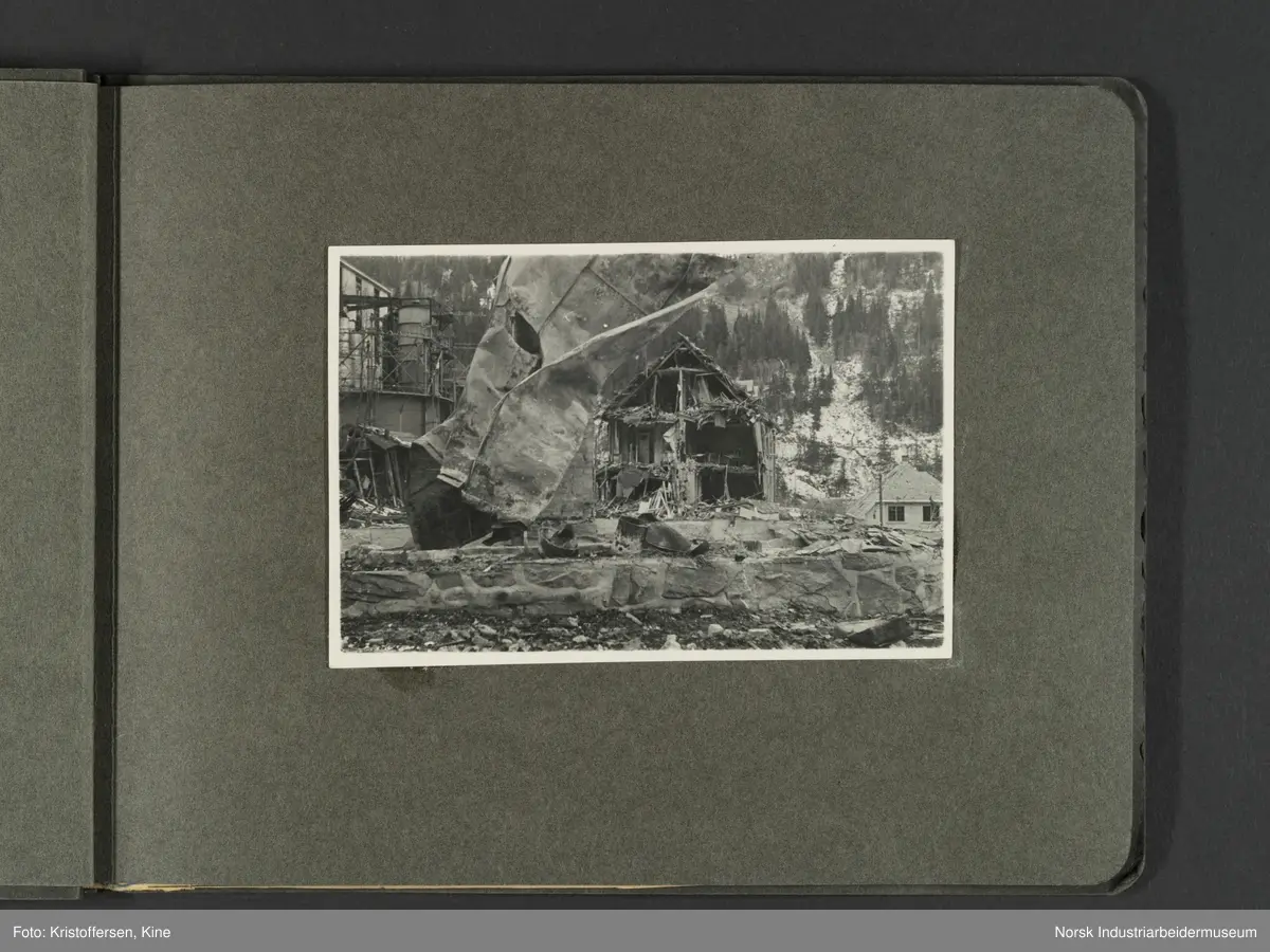 Fotografiene viser bilder av ødeleggelsene etter bombinga av Vemork 16. november 1943.