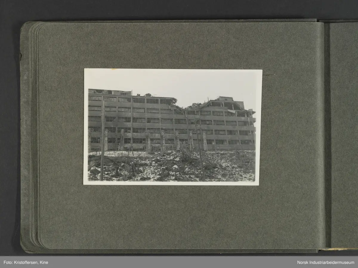 Fotografiene viser bilder av ødeleggelsene etter bombinga av Vemork 16. november 1943.