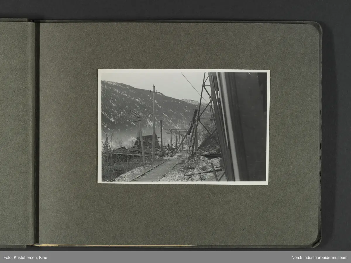 Fotografiene viser bilder av ødeleggelsene etter bombinga av Vemork 16. november 1943.
