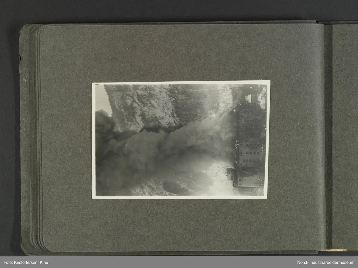 Fotografiene viser bilder av ødeleggelsene etter bombinga av Vemork 16. november 1943.