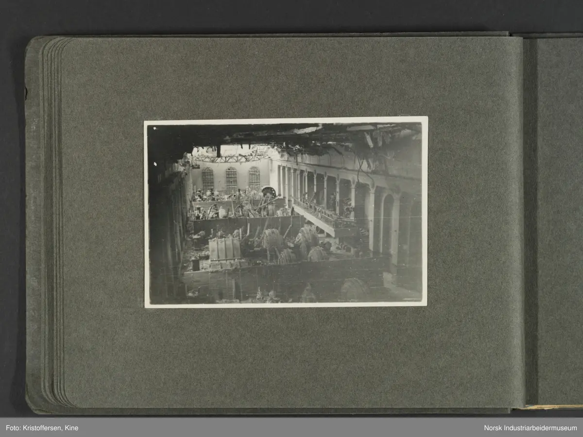 Fotografiene viser bilder av ødeleggelsene etter bombinga av Vemork 16. november 1943.