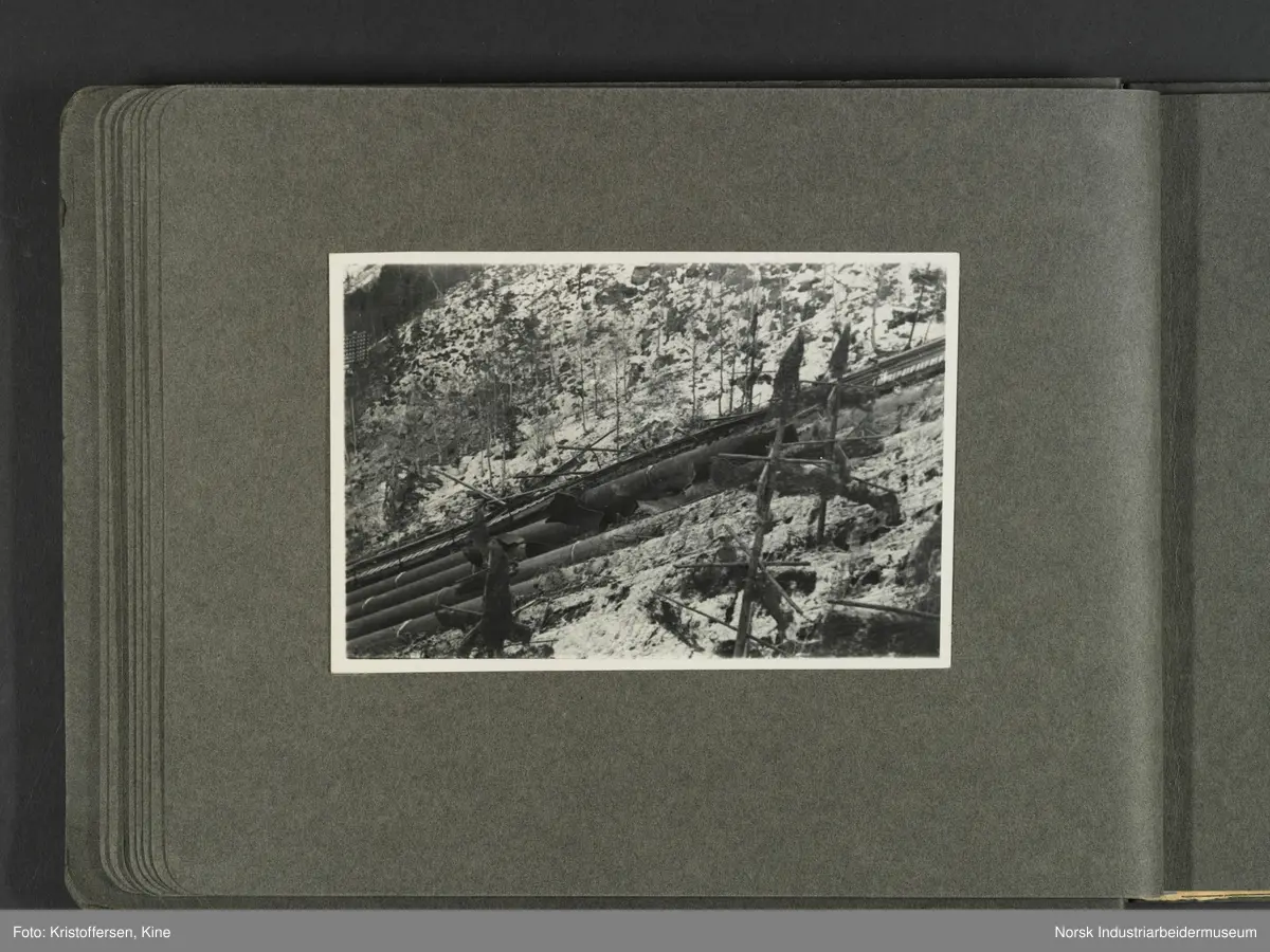 Fotografiene viser bilder av ødeleggelsene etter bombinga av Vemork 16. november 1943.
