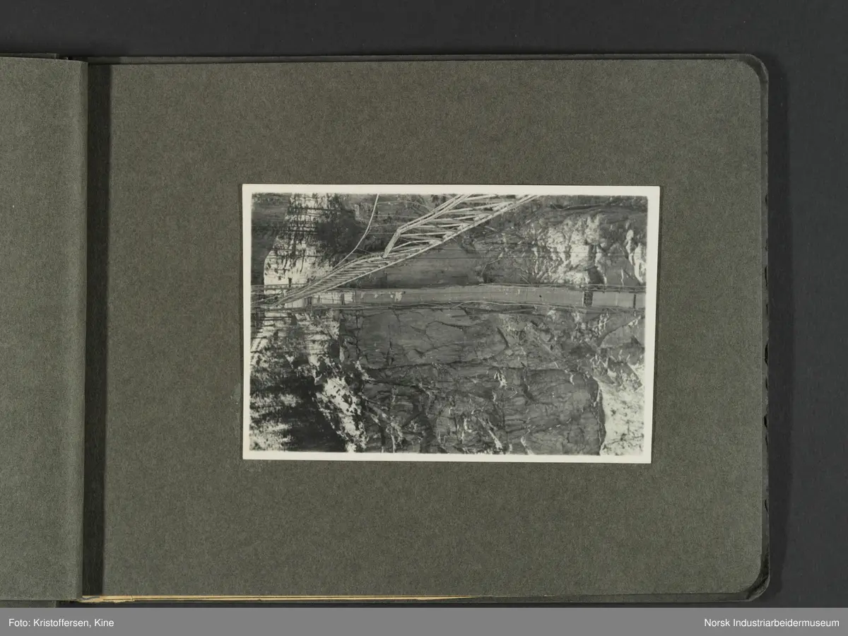 Fotografiene viser bilder av ødeleggelsene etter bombinga av Vemork 16. november 1943.