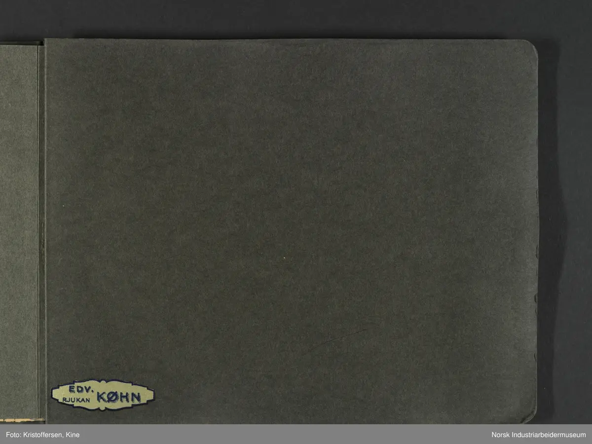 Fotografiene viser bilder av ødeleggelsene etter bombinga av Vemork 16. november 1943.