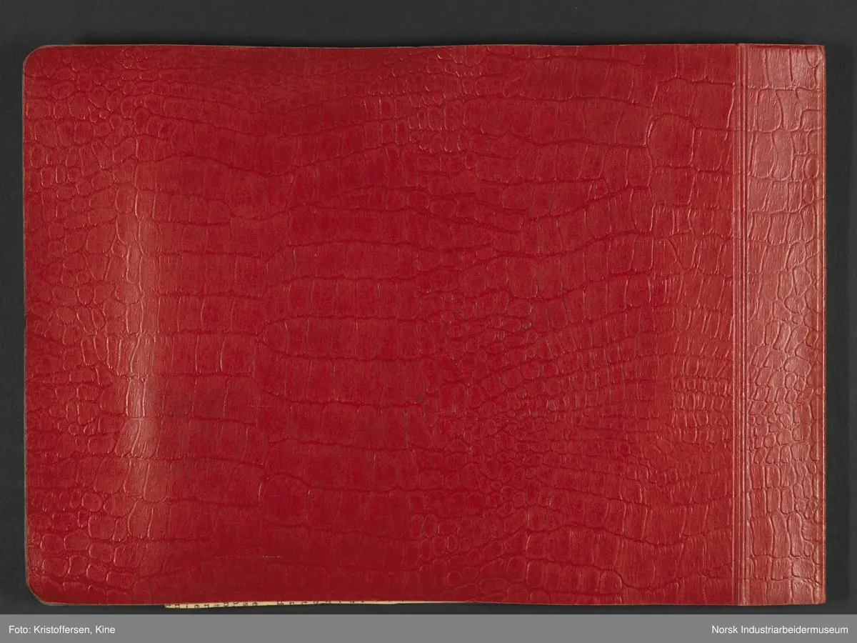 Fotografiene viser bilder av ødeleggelsene etter bombinga av Vemork 16. november 1943.