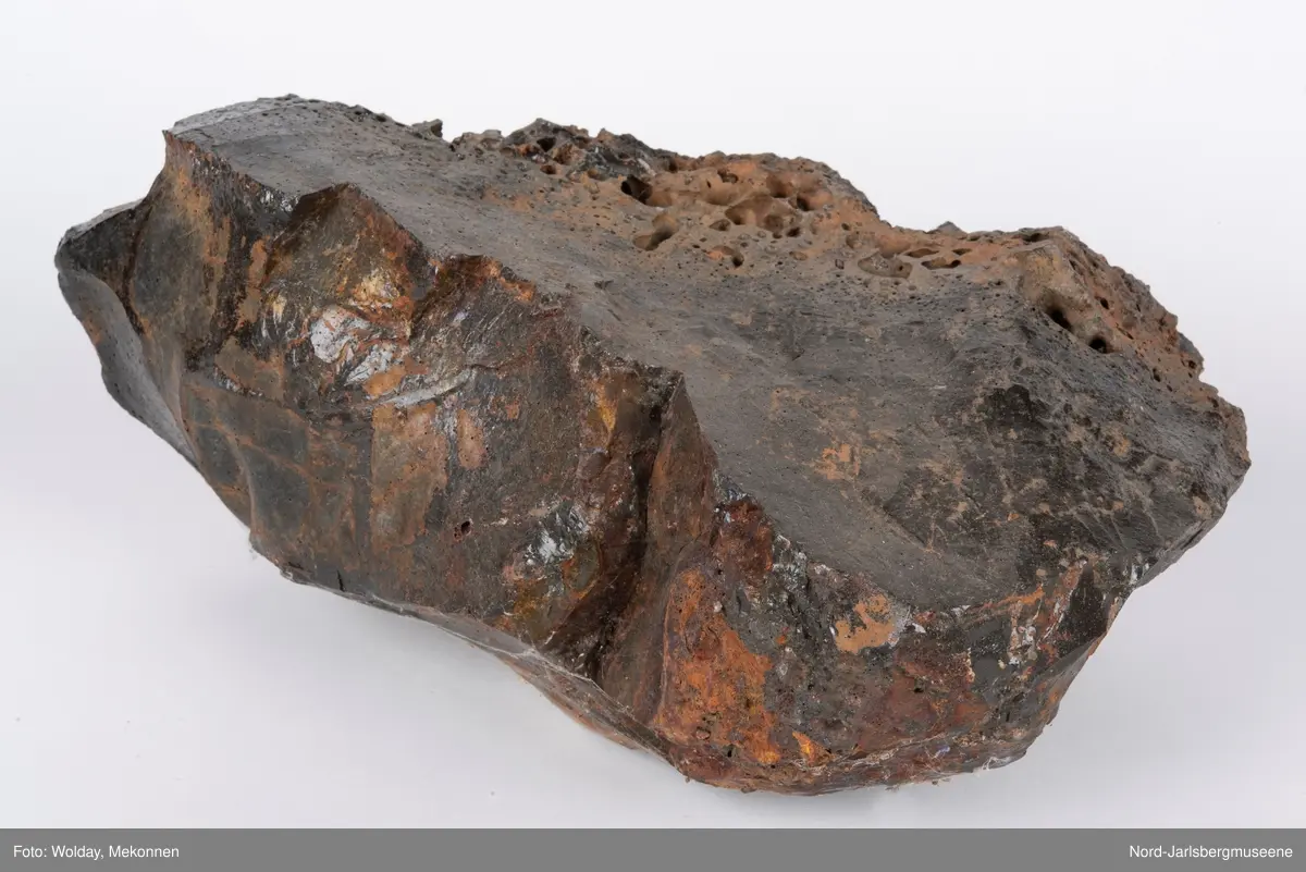 En større slaggstein fra formkasse, flere biter av slagg. Slagg er restproduktet etter at jernmalmen ble smeltet i masovnen, og jernet fjernet. Slagg er stivnete restmineraler som ofte blir en porøs, glassaktig stein.