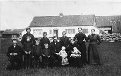 Familie på Serigstad.
F. v. : Lars Serigstad (1824 - ), Halv