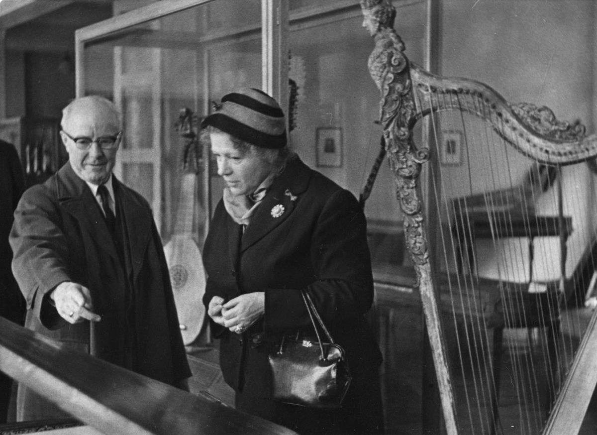 Victoria Bachke på besøk til Musikinstrumenten-museum i Leipzig 1959.