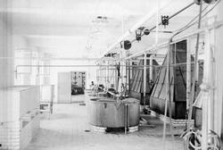 Gausdal. Gausdal Ysteri. Interiør fra kokeriet. Tre ulike mo