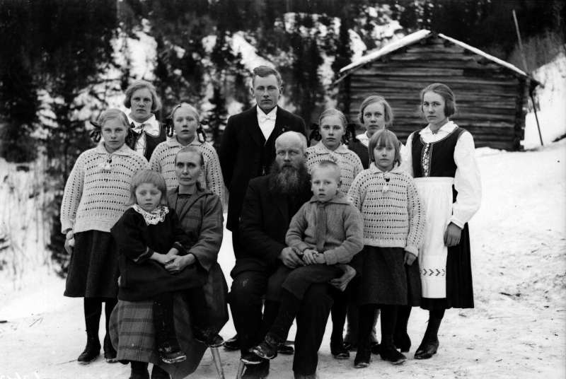 Ringebu. Iver og Gunda Prestbakken (Tollefsrud) med sine ti barn. Lars Tollefsrud (bakerst i midten) giftet seg 28. desember 1926 og bildet er  sannsynlig tatt i den anledning, muligens samme dag.