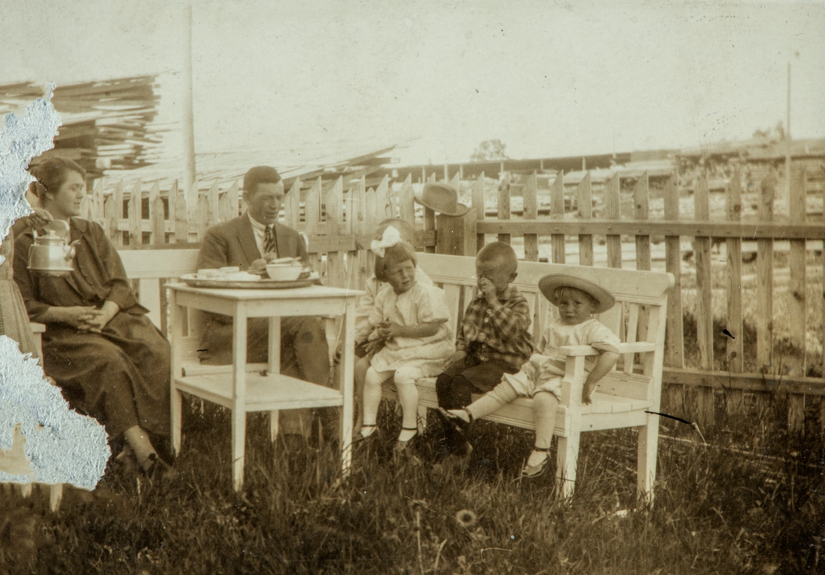 Ved Nordviken Bruk, Domkirkeodden. Materiallager i bakgrunn
Gr 6.  kaffe eller te selskap i hagen.  Hans Jørstad i ruteteskjorte og Yngve Jørstad (m/hatt). De andre er ukjente.