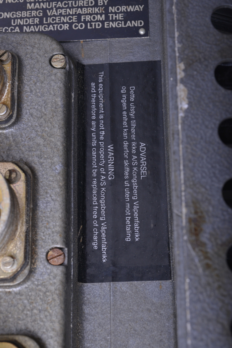 Rektangulært formet av metalI. I toppen to firkantede metallformer noen centimeter hevet fra resten av boksen. I bunnen en rekke med luftehull, samt uttak for tilkobling til strømkabler.