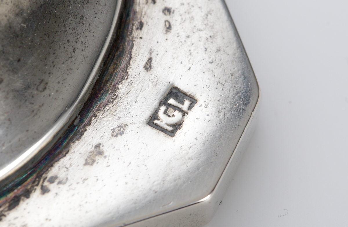 Supkalk i silver.
Enkel modell på fyrkantig fot med avfasade hörn. Stämplar undertill (i alla fyra hörn).